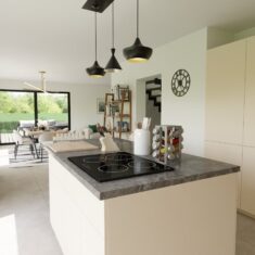 Cuisine ouverte d'une maison neuve à Saint-Amand-les-Eaux