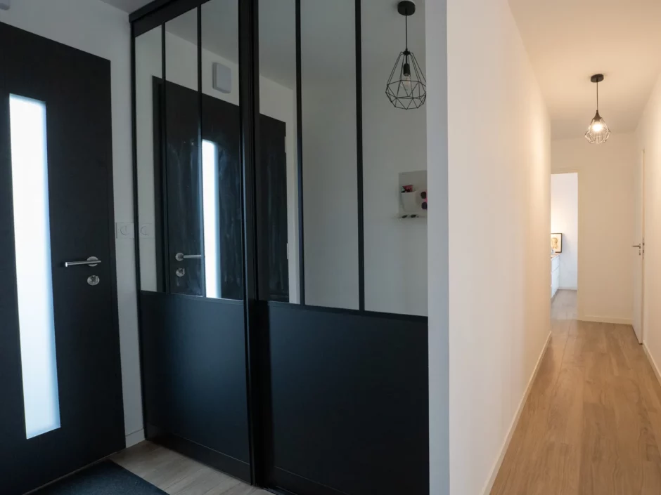 Entrée avec porte vitrée et verrière