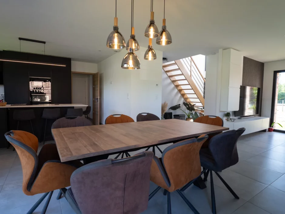 Coin repas sous suspensions, escalier en arrière-plan