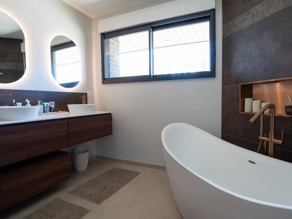 Salle de bains avec baignoire îlot
