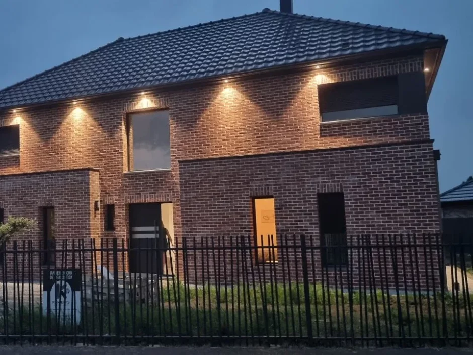 Façade de la maison éclairée à la tombée de la nuit